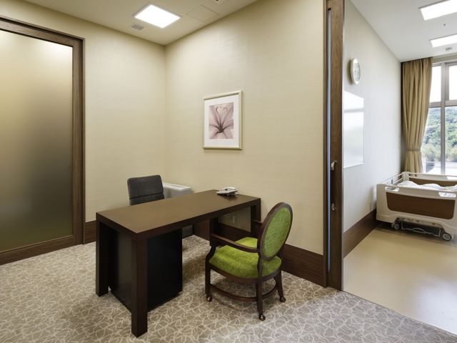 静かな居室 健康相談室 静かで落ち着いた空間のある居室です。窓から見える自然も魅力的です。