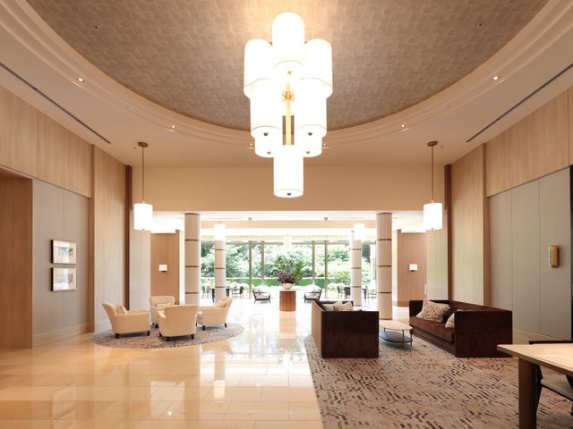 広々としたラウンジ ロビー（参番館） 柔らかな自然光が差し込む、広々とした落ち着きのあるラウンジです。どなたでもゆったりとくつろげる空間です。