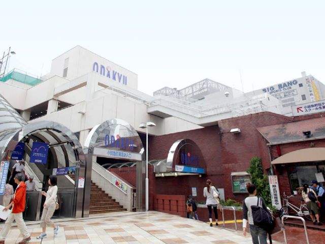 にぎやかなエントランス 周辺環境 広々とした開放的な出入口です。人々が活発に行き交う様子が感じられます。