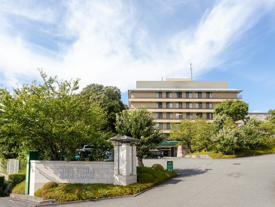 緑に囲まれた建物の外観