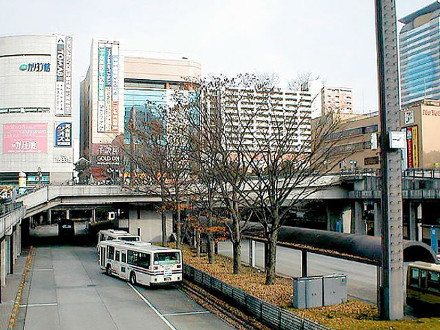 道路の景色 周辺環境 主要道路に面したアクセス良好な立地です。周囲には施設も点在し、利便性の高い環境です。