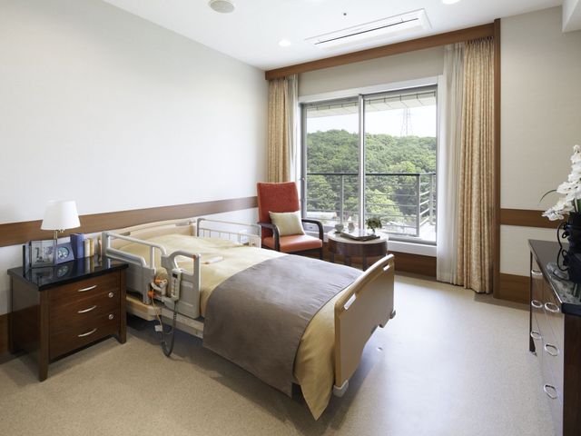 緑が見える居室 介護居室例 緑を望める明るい部屋で、快適に過ごせます。便利なベッド周りの家具も充実しています。