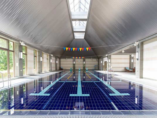 広いプールのある施設