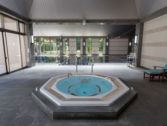 水辺の休憩スペース