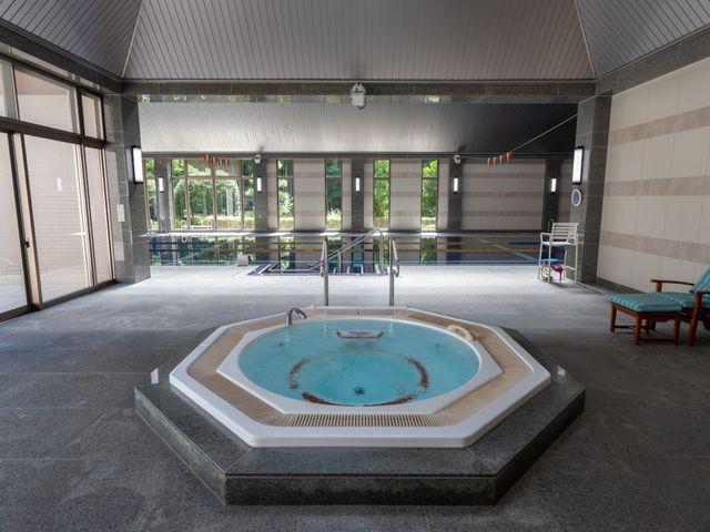 水辺の休憩スペース 浴室 広々とした空間に設置されたジャグジーで、心地よいくつろぎのひとときをお過ごしいただけます。