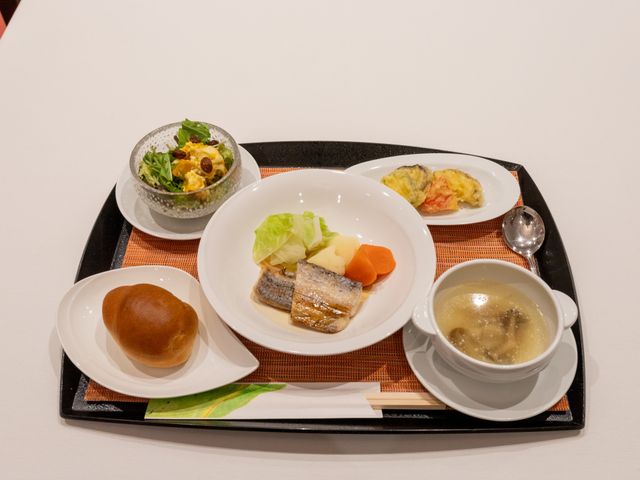 料理が並ぶお盆 料理 健康的な食事が提供される場です。彩り豊かな料理が揃っており、栄養バランスが考えられています。