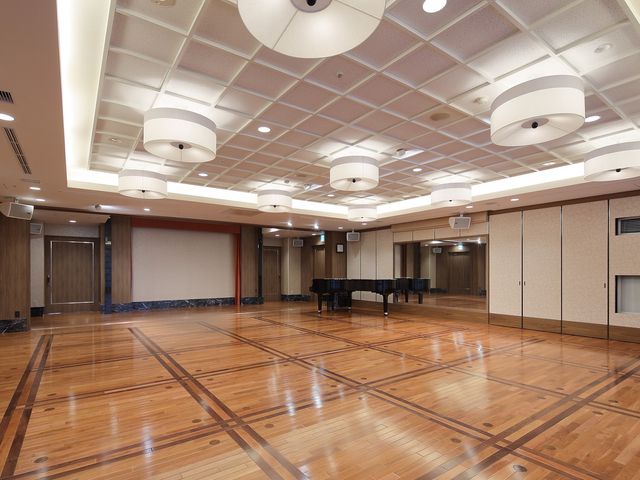 広々とした多目的室 サンシティホール（壱番館） 広いスペースと明るい照明が特徴の部屋です。イベントや活動に活用できます。
