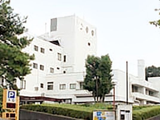白い建物の外観  