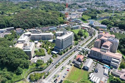 緑に囲まれた建物