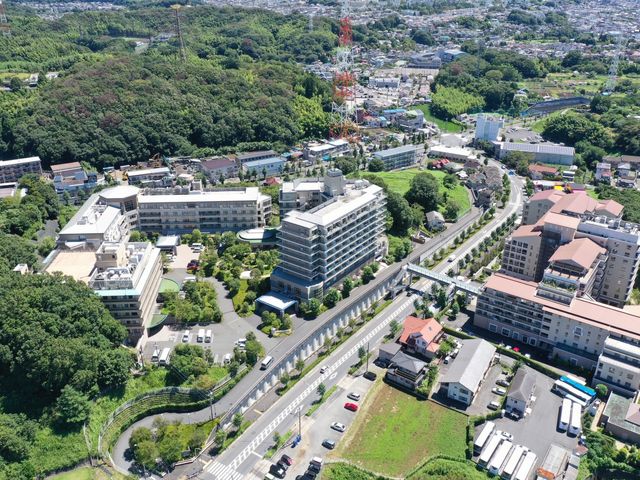 緑に囲まれた建物 外観 自然に囲まれた場所では、静かな環境で働くことが可能です。建物は広く、快適なスペースが確保されています。