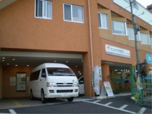 茶色の建物と白い車