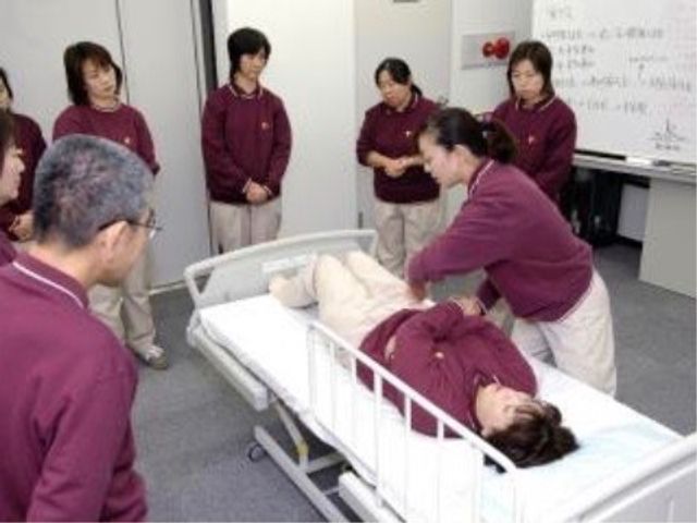 実技指導の様子 訓練 実際に利用者様の体を動かしながら、スタッフ同士で技術の習得を図る研修風景です。専門性を高めるため実践的なトレーニングを受けたい方に最適です。