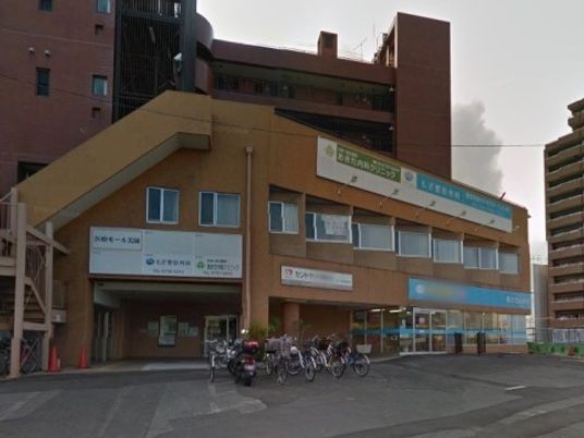 明るい外観の建物正面