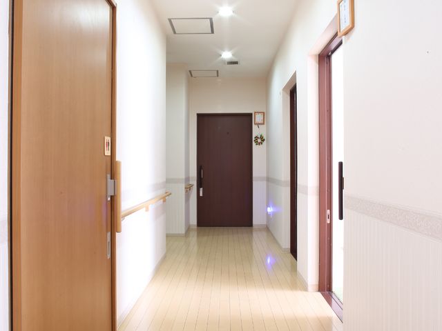廊下の明るい雰囲気 モダンで清潔感のある廊下 ゆったりとしてきれいに保たれた廊下です。手すりが設置されていて、歩行時のサポートにもなります。