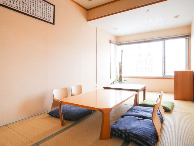 明るい和室の居室 施設内和室 床の畳が心地よい休息スペースです。窓からは自然光が差し込み、穏やかな時間を過ごせる環境が整っています。