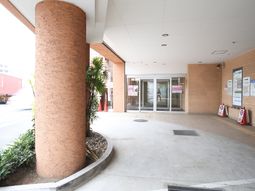 エントランス前の明るい風景