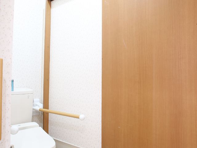 バリアフリーの洋式トイレ 広いトイレ 手すり付の洋式トイレは、安全性と利便性を重視しています。広々としたドアの開口部は、車椅子の方も楽にご利用いただける設計です。