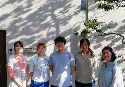 笑顔のスタッフ立ち並ぶ