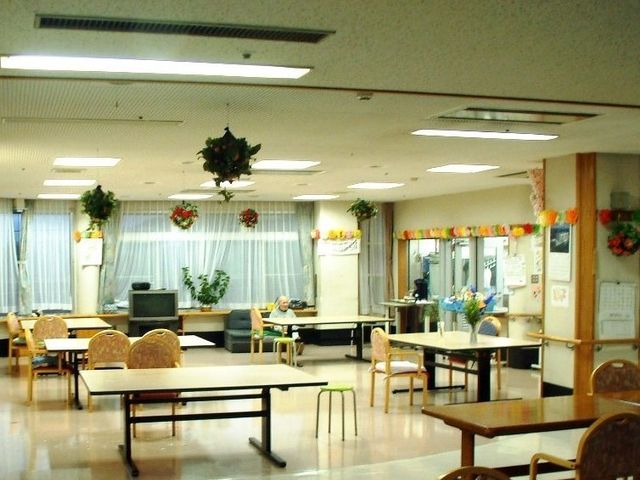 広々とした共有スペース ダイニングルーム 広々とした明るい空間で、交流やくつろぎのひとときを過ごせます。自然光が差し込み、気持ちが良いです。