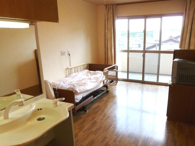 開放的な居室 居室   窓から自然光がたっぷりと入る居室です。広々とした空間で快適に過ごせます。
