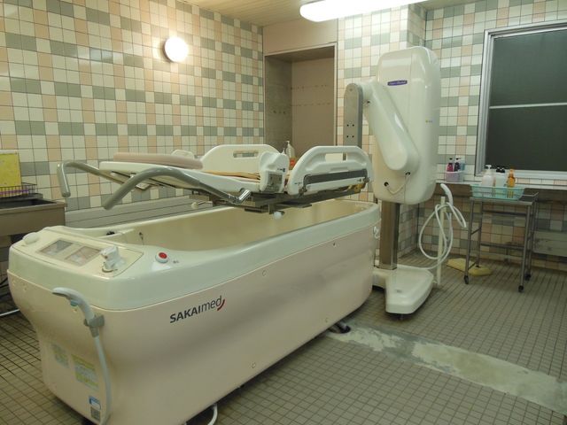 機能的な浴室 浴室 清潔で使いやすい最新設備の整った空間です。安全性を考慮した設計になっています。