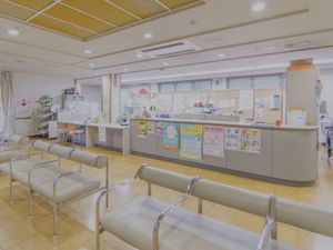 明るい受付と待合  