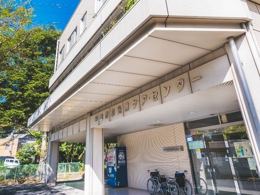明るい建物外観  