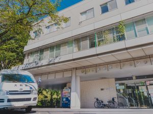 樹木に囲まれた施設外観  