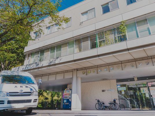 樹木に囲まれた施設外観  