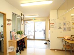 明るいエントランスの様子