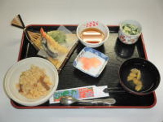 美味しそうな料理の食堂