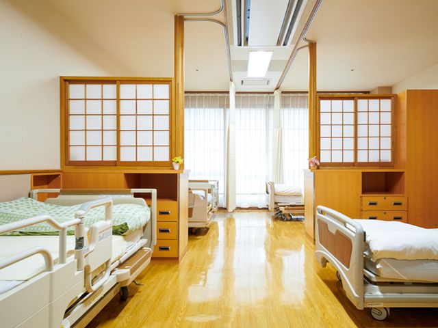 明るい居室 居室 広々とした明るい居室で、リラックスできる快適な空間です。光が差し込み、温かみのある雰囲気を感じられます。