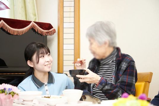 食事中の交流場面