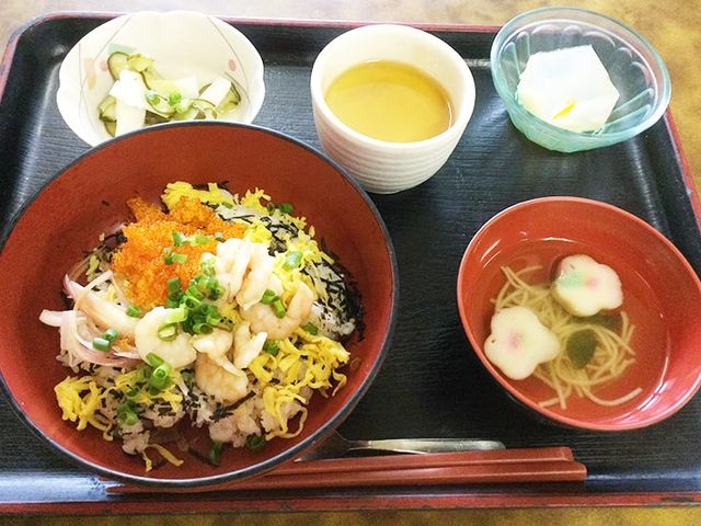 和食の料理 料理 色とりどりの食材を使った海鮮丼です。栄養バランスを考慮した一膳を提供しています。