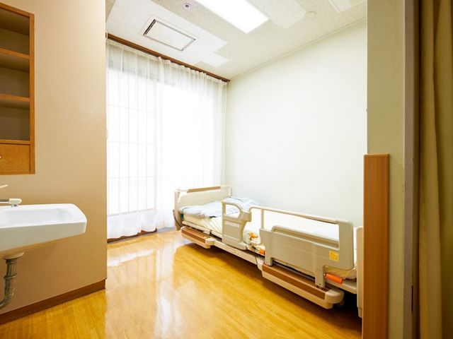 明るい部屋の居室 居室 自然光が差し込む居室は、明るく清潔感があります。くつろぎやすい空間となっています。