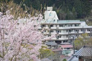 桜を望む建物外観