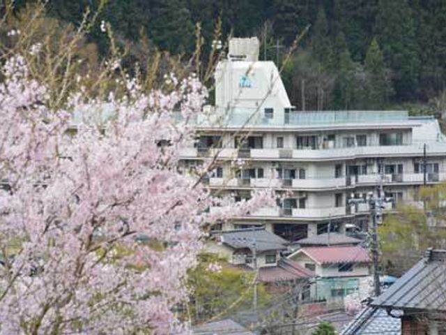 桜を望む建物外観 外観 桜に囲まれた静かな環境で、自然を感じながら仕事をすることができます。