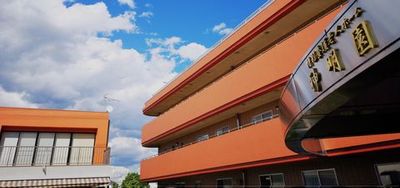青空と建物の外観