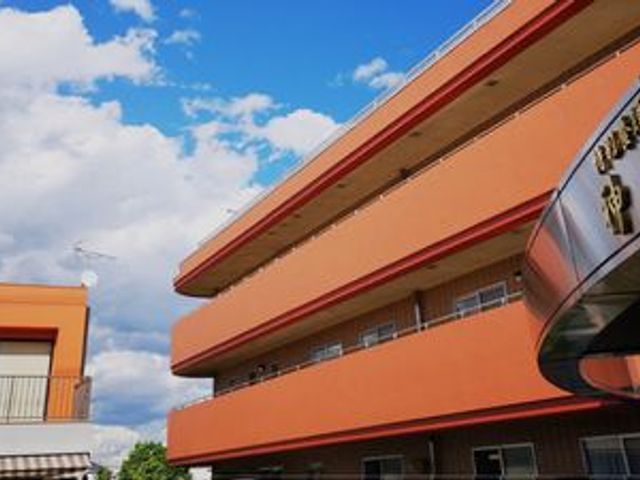 青空と建物の外観 外観 自然に囲まれた施設で、晴れた日の訪問も心地よいです。建物は快適性を重視した設計です。