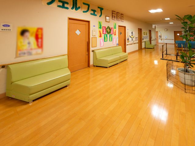 廊下の明るい清潔感