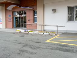 エントランスと鮮やかな花壇