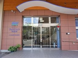 エントランスの明るい外観