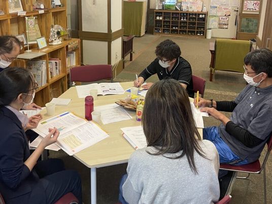 談笑する利用者の交流室  