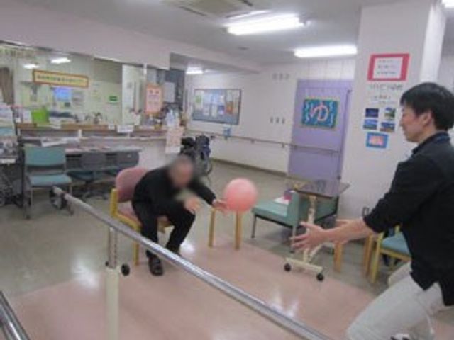 楽しむ様子の部屋 機能訓練室 広々とした空間でのリハビリテーション活動が行われています。楽しみながら体を動かせる環境です。