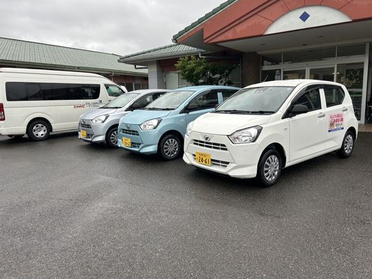 送迎車が並ぶ外観  