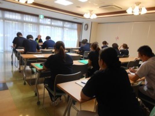 会議中の多目的室  