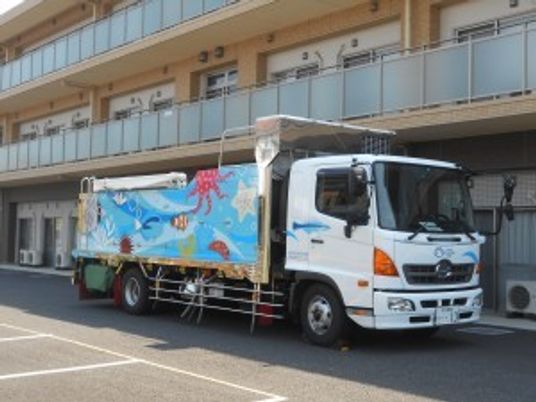 送迎車が停車する外観  
