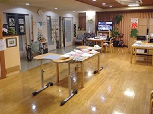 明るい共有空間の食堂  
