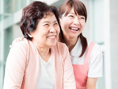 笑顔溢れる職員と利用者