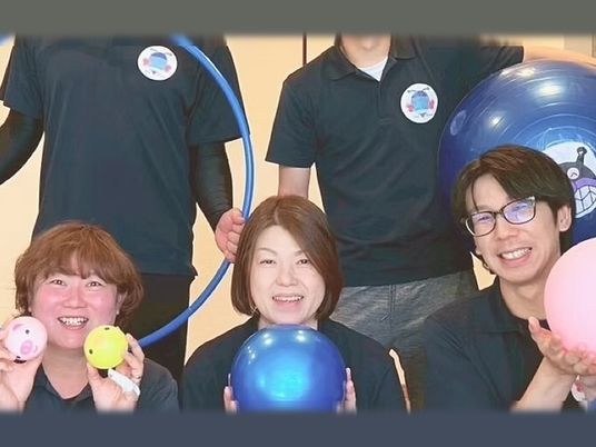 笑顔のスタッフ集合  